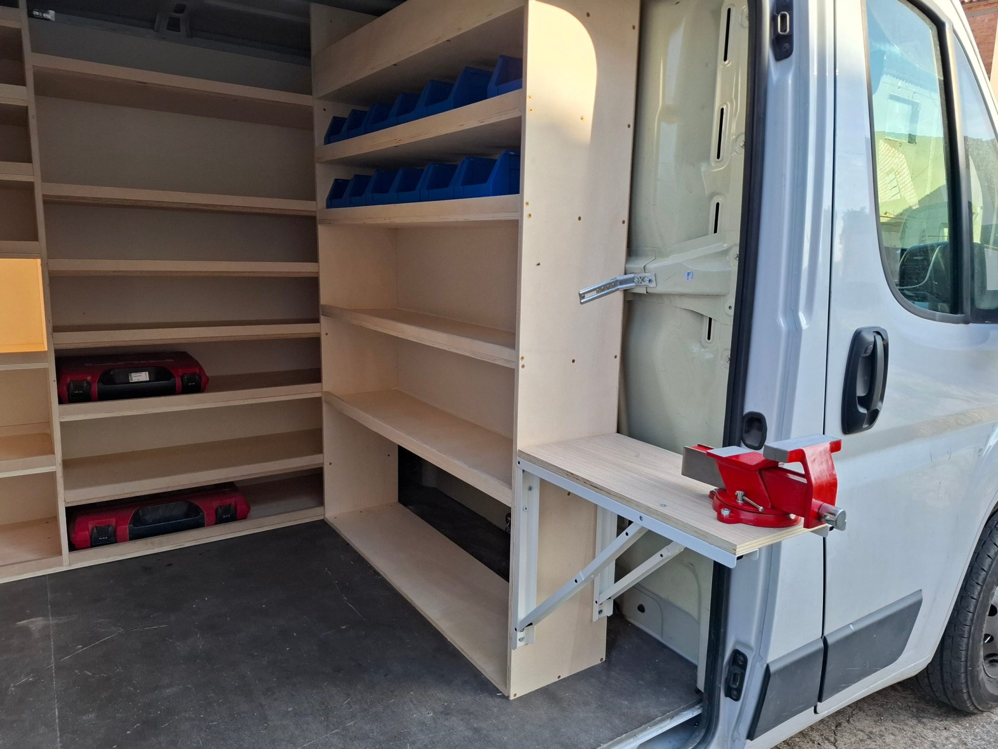 Estanteries a mida amb banc de treball plegable a la porta lateral