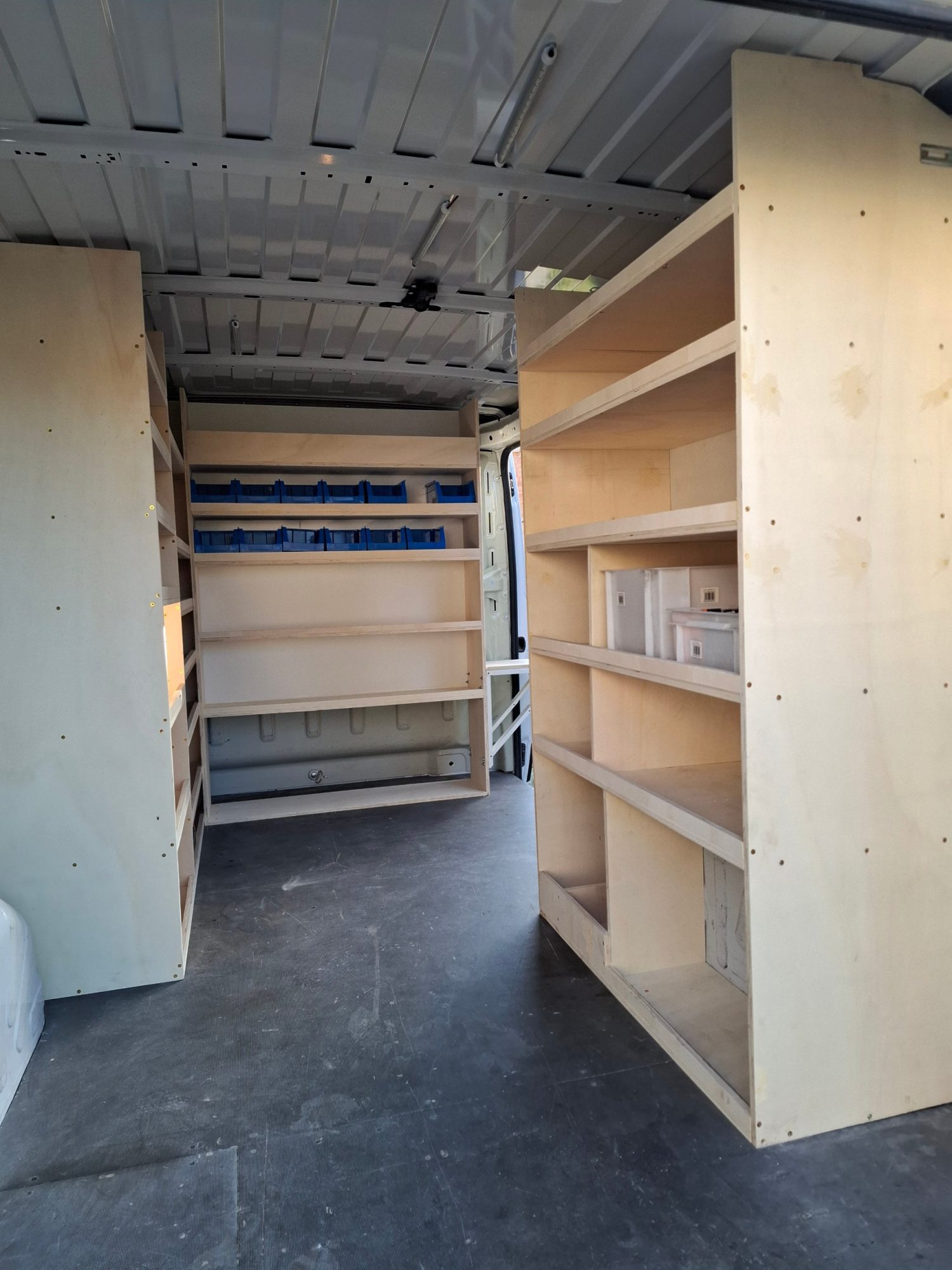 Estanteries de fusta a mida a l'interior d'una furgoneta de taller