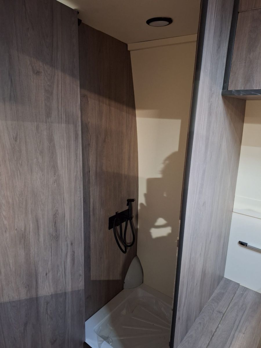 Cabina de dutxa de la furgoneta camper amb plat de dutxa i aixeta negra